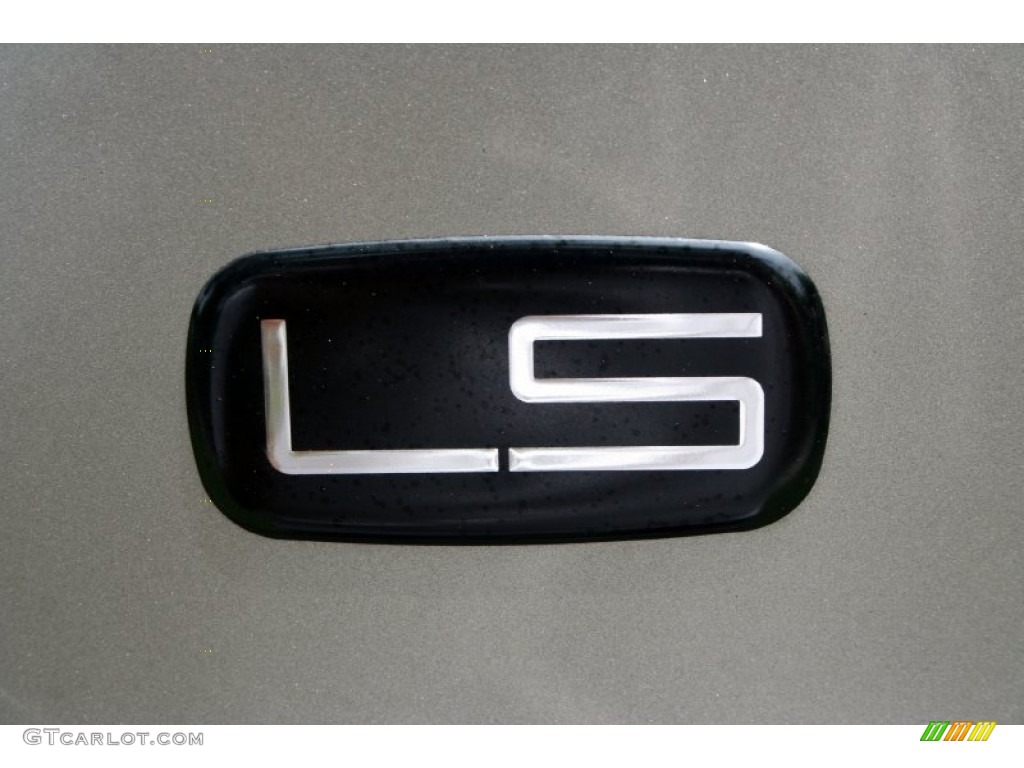 2002 Chevrolet Suburban 1500 LS 4x4 Marks and Logos Photos