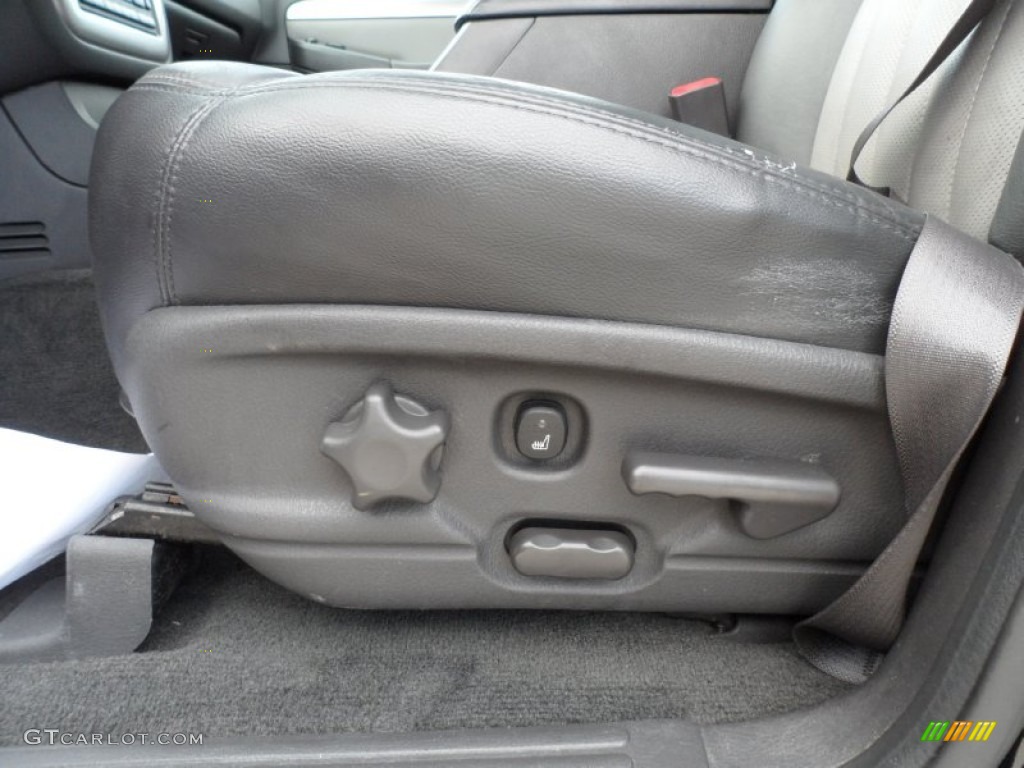 2004 Mercury Mountaineer V8 Premier AWD Controls Photo #51510730