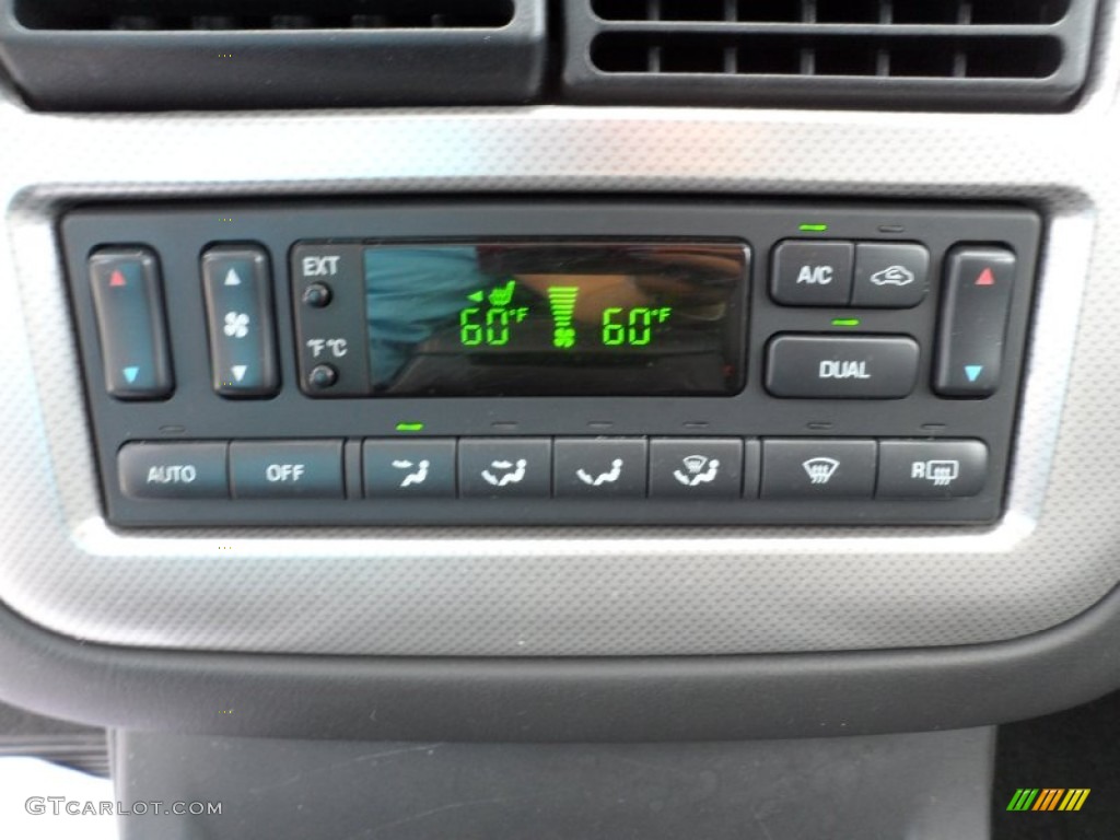 2004 Mercury Mountaineer V8 Premier AWD Controls Photo #51510823