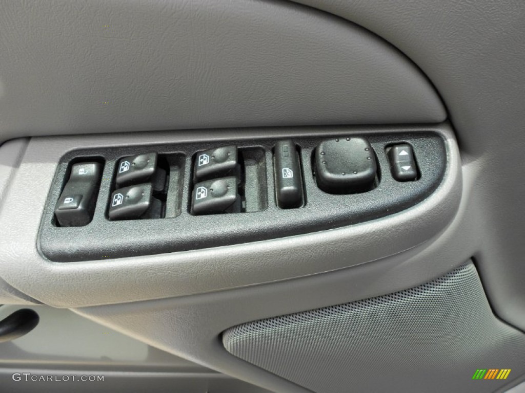 2005 Chevrolet Tahoe LS Controls Photo #51531157