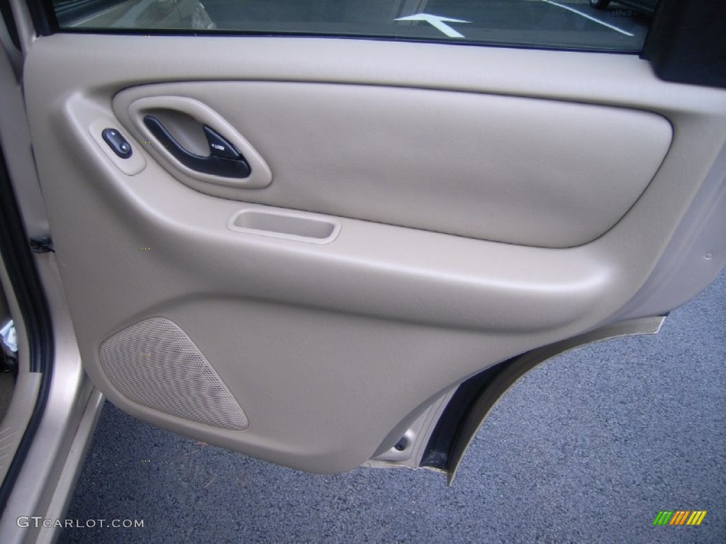 2007 Ford Escape Limited 4WD Medium/Dark Pebble Door Panel Photo #51537535