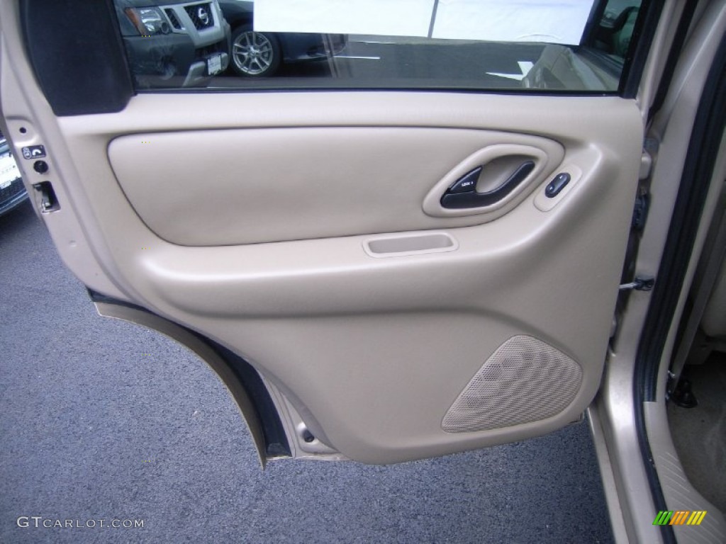2007 Ford Escape Limited 4WD Medium/Dark Pebble Door Panel Photo #51537544