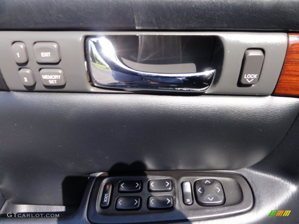 2004 Cadillac Seville SLS Controls Photo #51546417