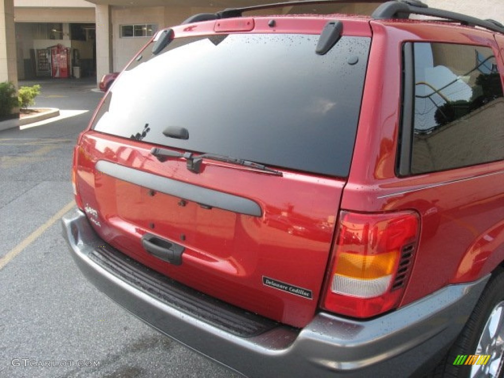 2004 Grand Cherokee Laredo 4x4 - Inferno Red Pearl / Dark Slate Gray photo #47