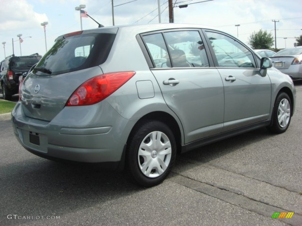 2010 Versa 1.8 S Hatchback - Magnetic Gray Metallic / Charcoal photo #4