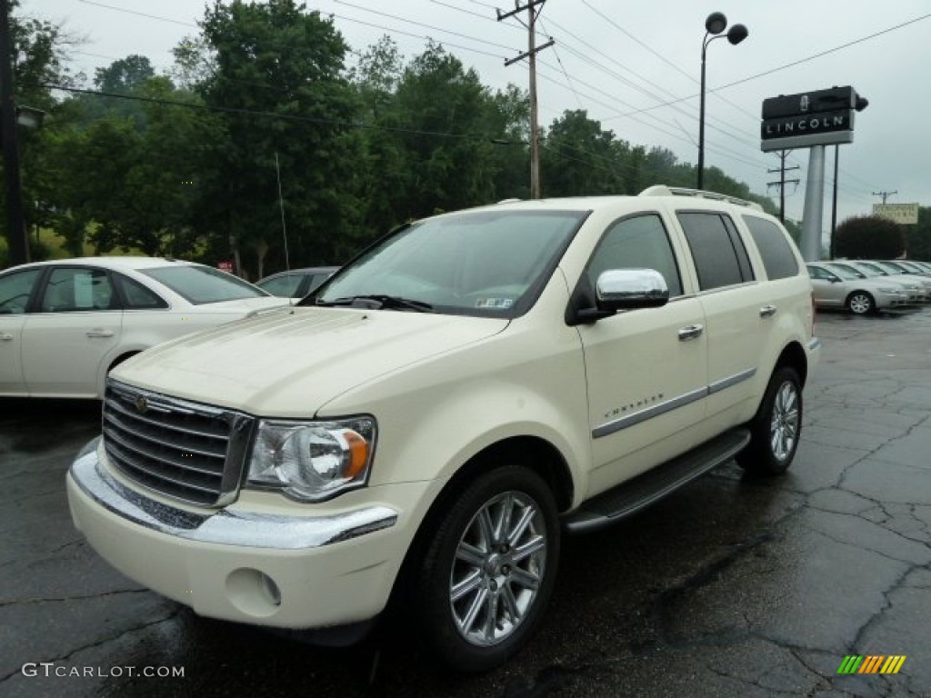 2007 Aspen Limited HEMI 4WD - Cool Vanilla White / Dark Khaki/Light Graystone photo #1