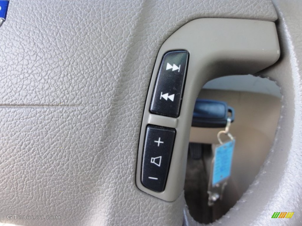 2004 Volvo V70 2.5T Controls Photo #51557337