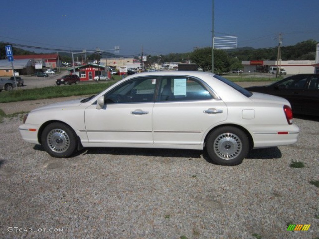 2001 XG300 Sedan - Nordic White / Black photo #2