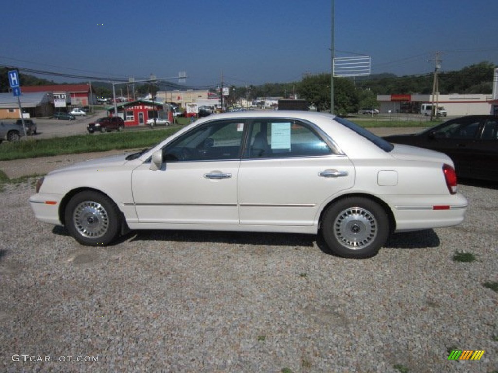 2001 XG300 Sedan - Nordic White / Black photo #2