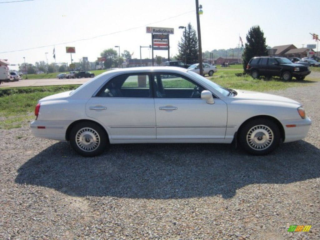 2001 XG300 Sedan - Nordic White / Black photo #6