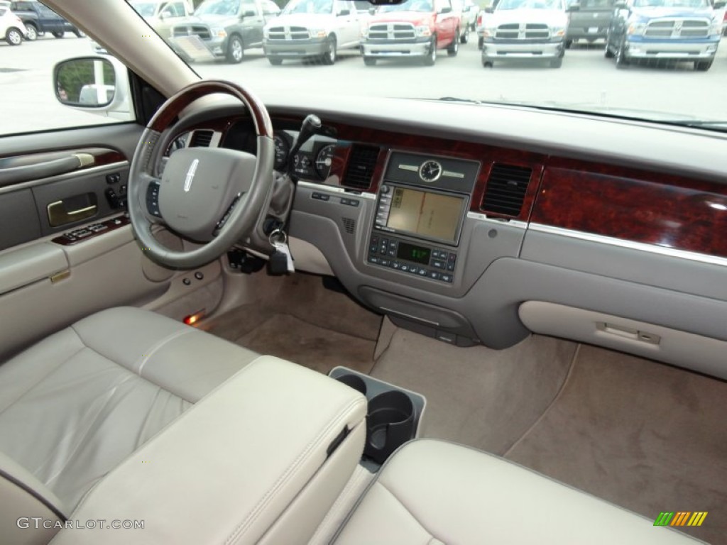 Medium Light Stone Interior 2006 Lincoln Town Car Designer Series Photo #51601264