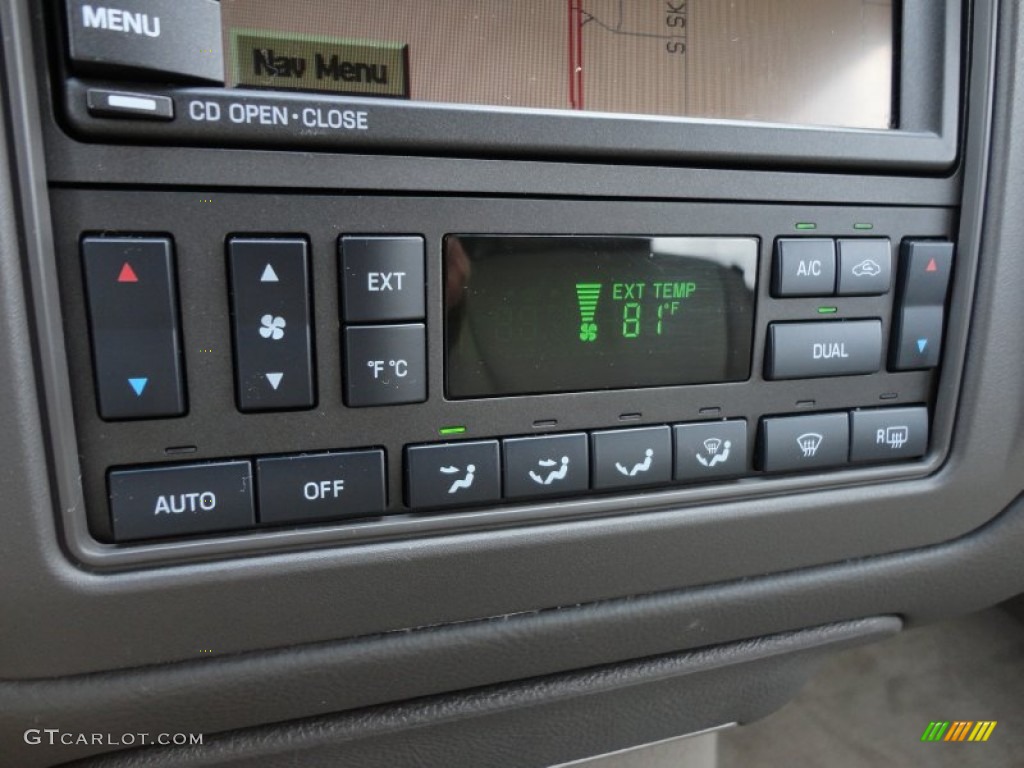 2006 Lincoln Town Car Designer Series Controls Photo #51601495