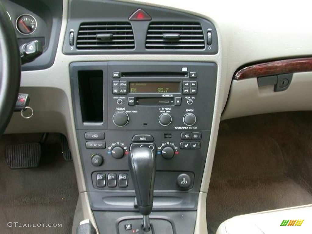 2004 Volvo S60 2.4 Controls Photo #51603835