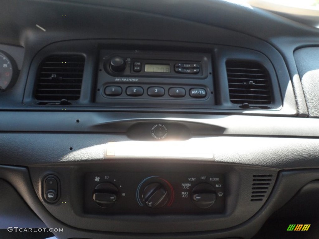 2007 Ford Crown Victoria Police Interceptor Controls Photo #51609700