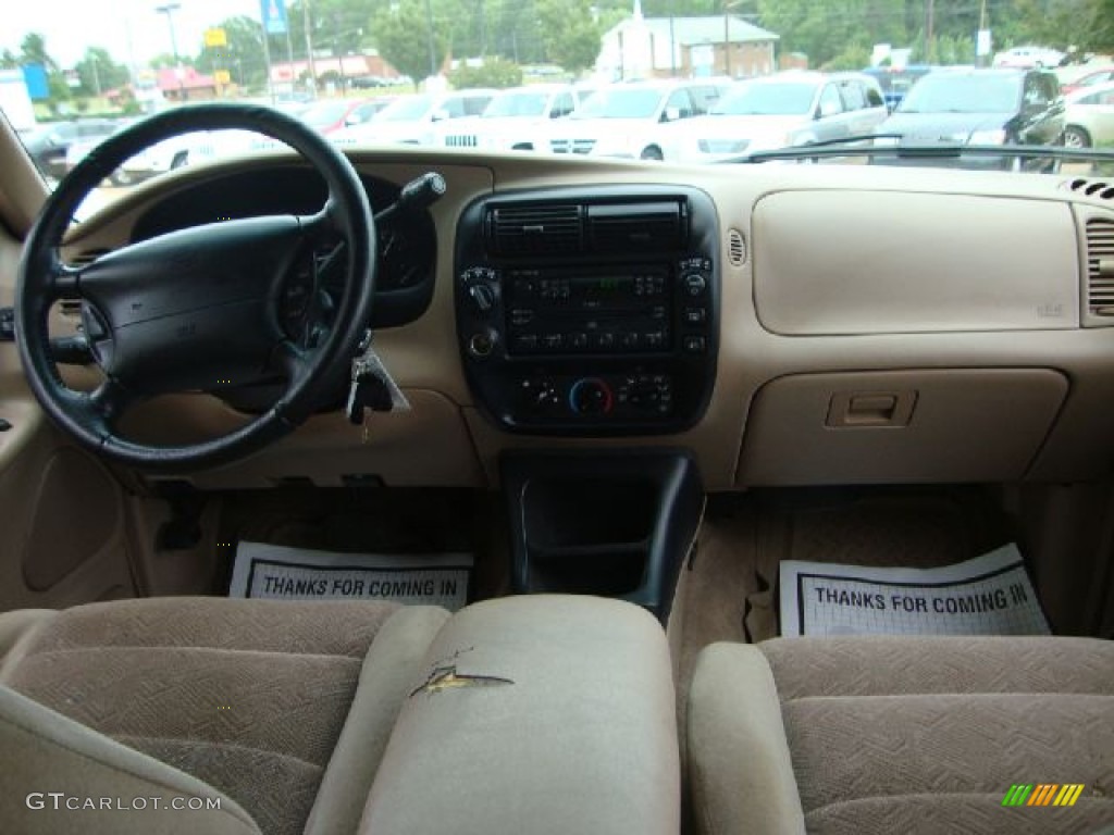 2000 Explorer XLT 4x4 - Harvest Gold Metallic / Medium Prairie Tan photo #28
