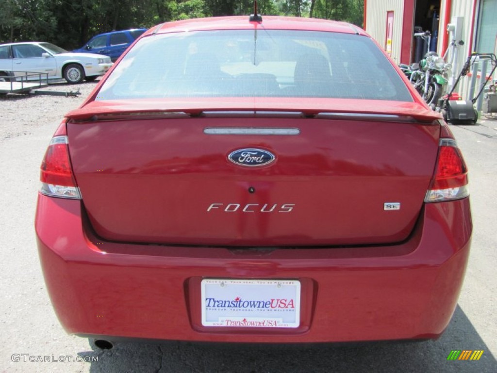 2009 Focus SE Coupe - Sangria Red Metallic / Medium Stone photo #13