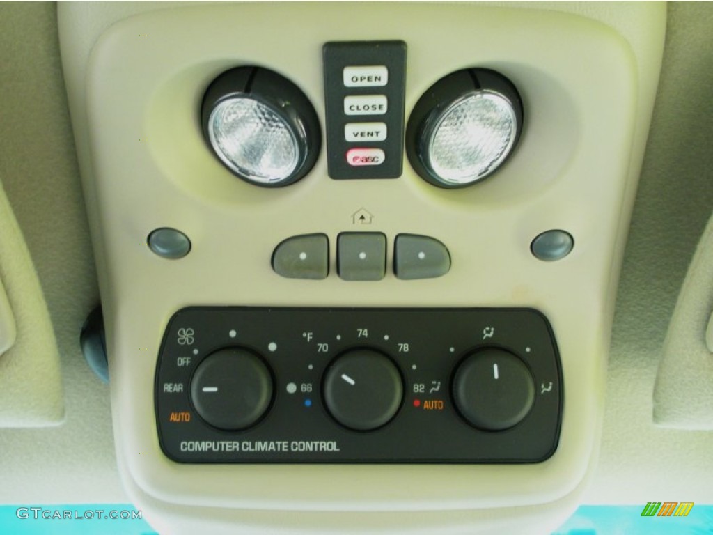 2002 Cadillac Escalade Standard Escalade Model Controls Photo #51648016