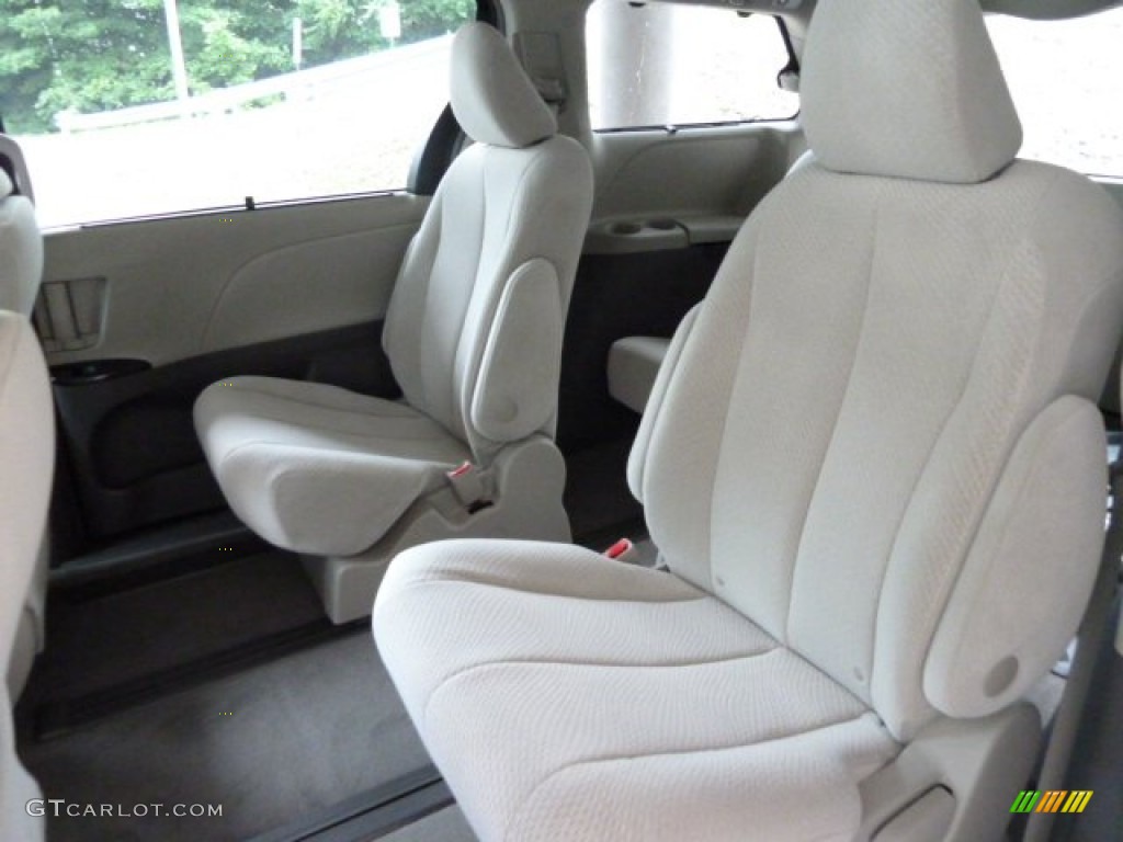 2011 Sienna LE AWD - Salsa Red Pearl / Light Gray photo #9