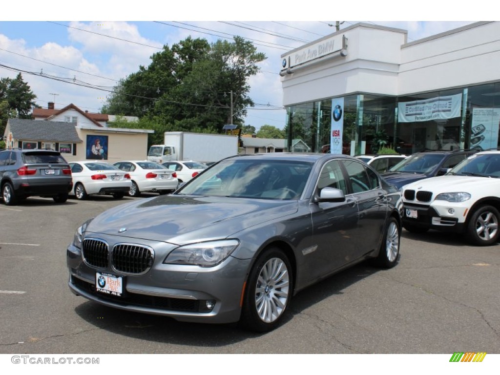 Space Gray Metallic BMW 7 Series