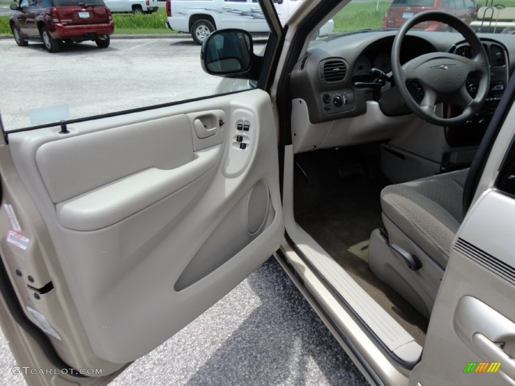 2007 Town & Country LX - Linen Gold Metallic / Dark Khaki/Light Graystone photo #4