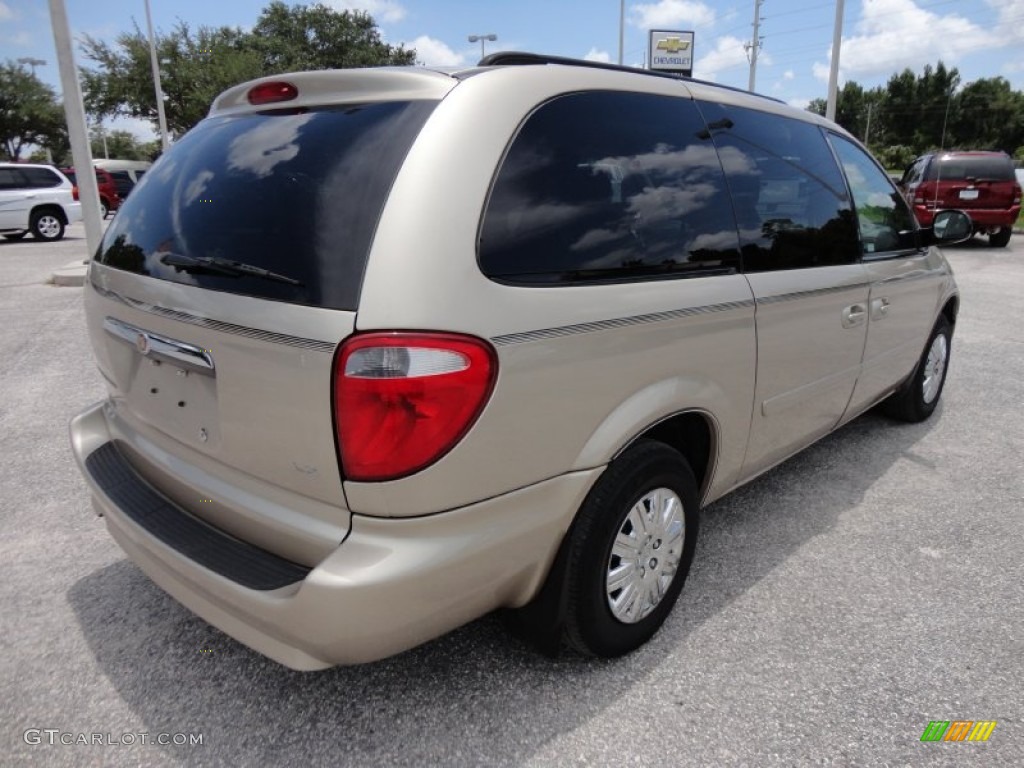 2007 Town & Country LX - Linen Gold Metallic / Dark Khaki/Light Graystone photo #10