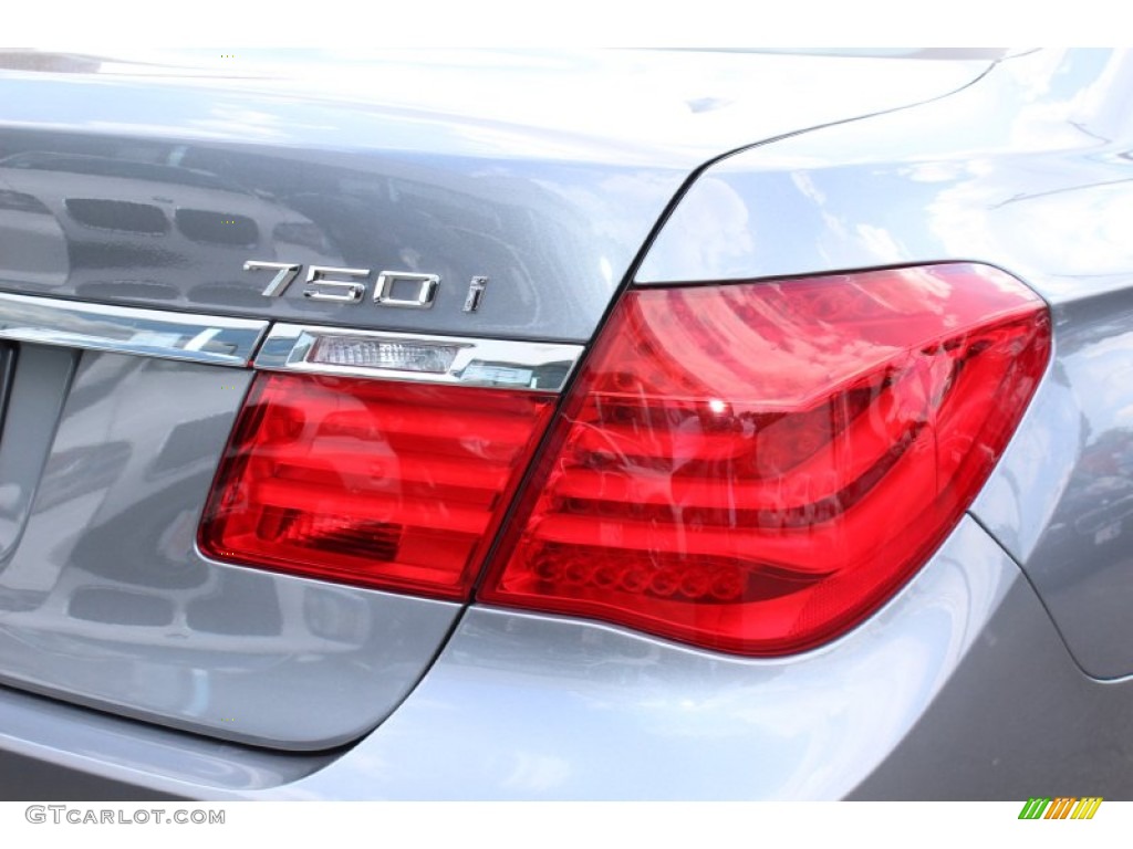 2011 BMW 7 Series 750i Sedan Marks and Logos Photos