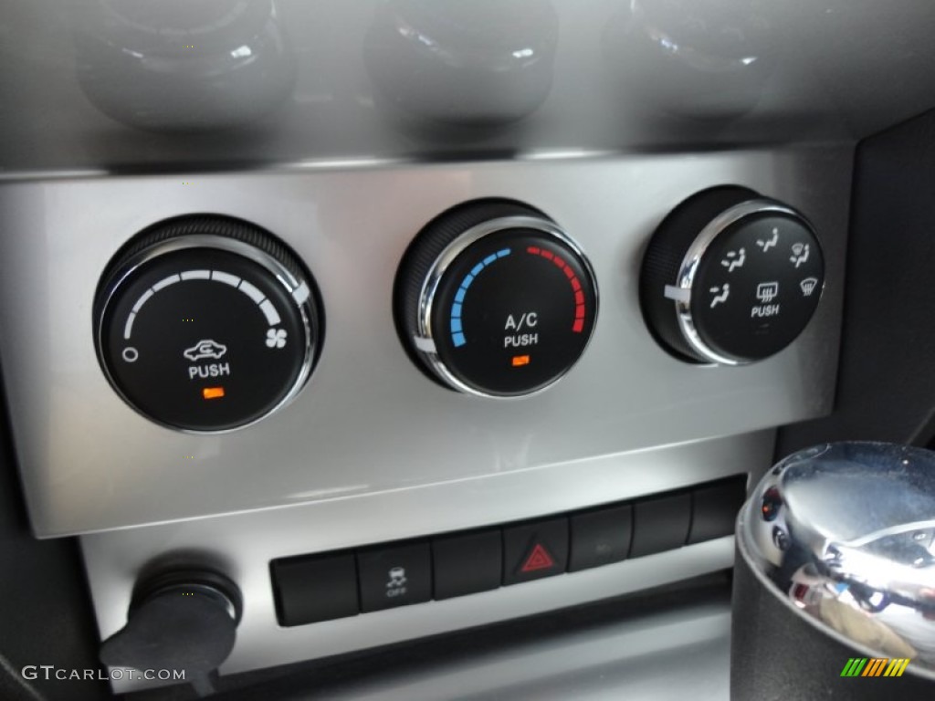 2010 Dodge Nitro SXT Controls Photos