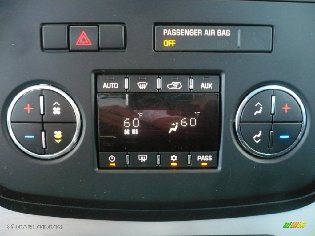 2007 Saturn Outlook XE AWD Controls Photo #51689677