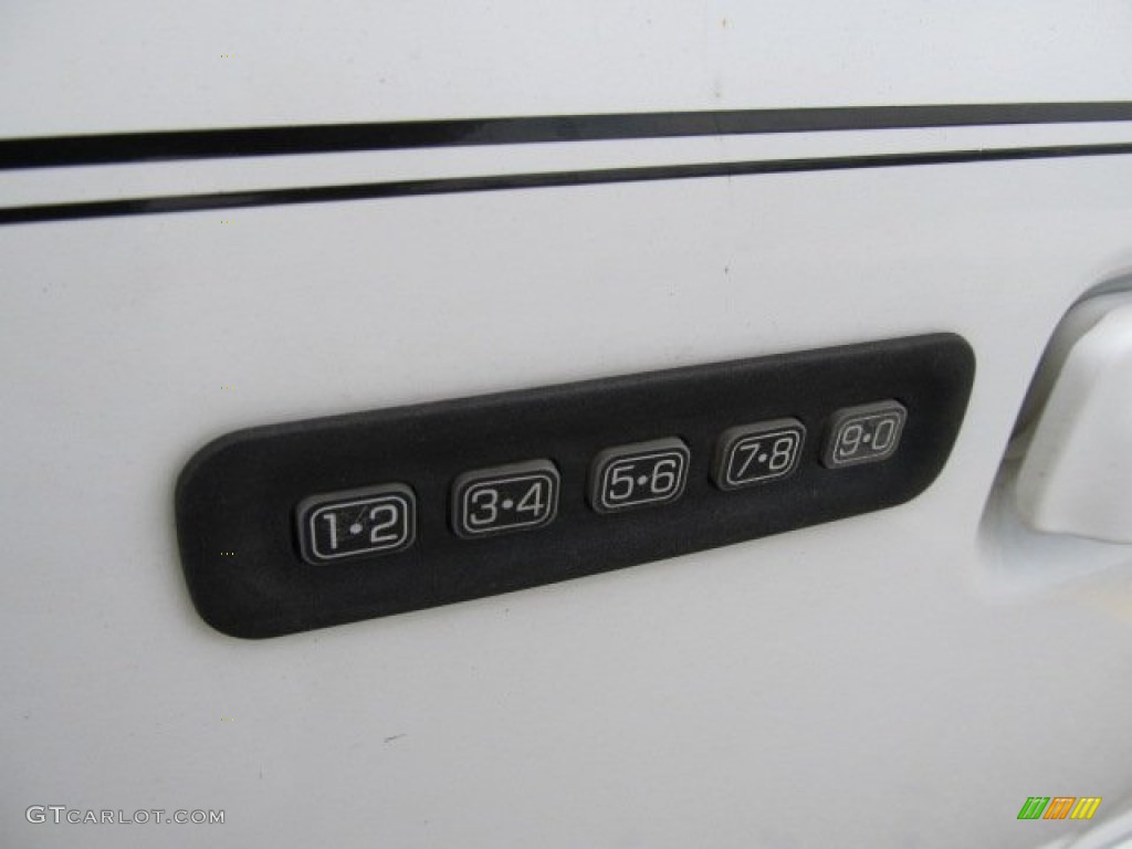 1999 Explorer XLT 4x4 - Oxford White / Dark Graphite photo #3