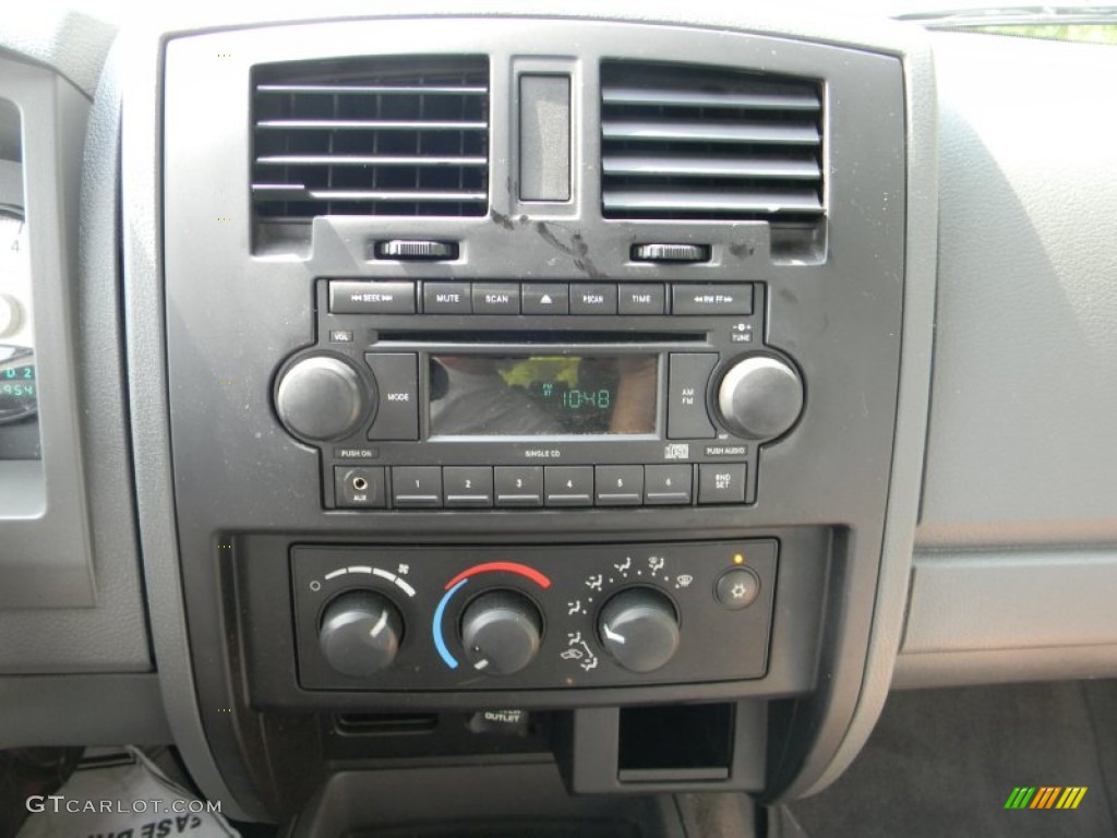 2007 Dodge Dakota SXT Quad Cab Controls Photo #51712765