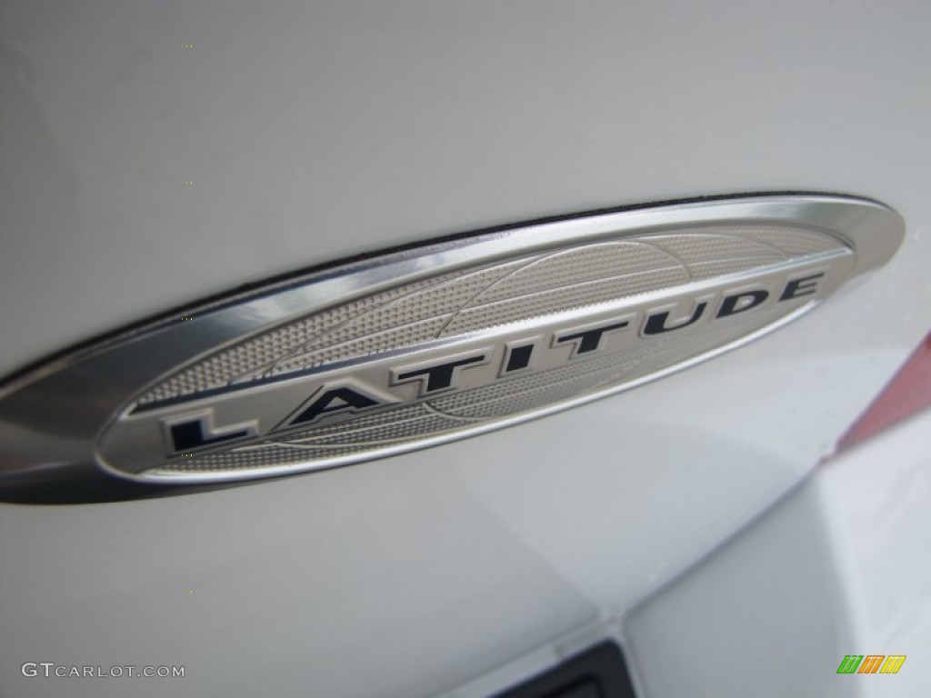 2011 Patriot Latitude - Bright White / Dark Slate Gray photo #9