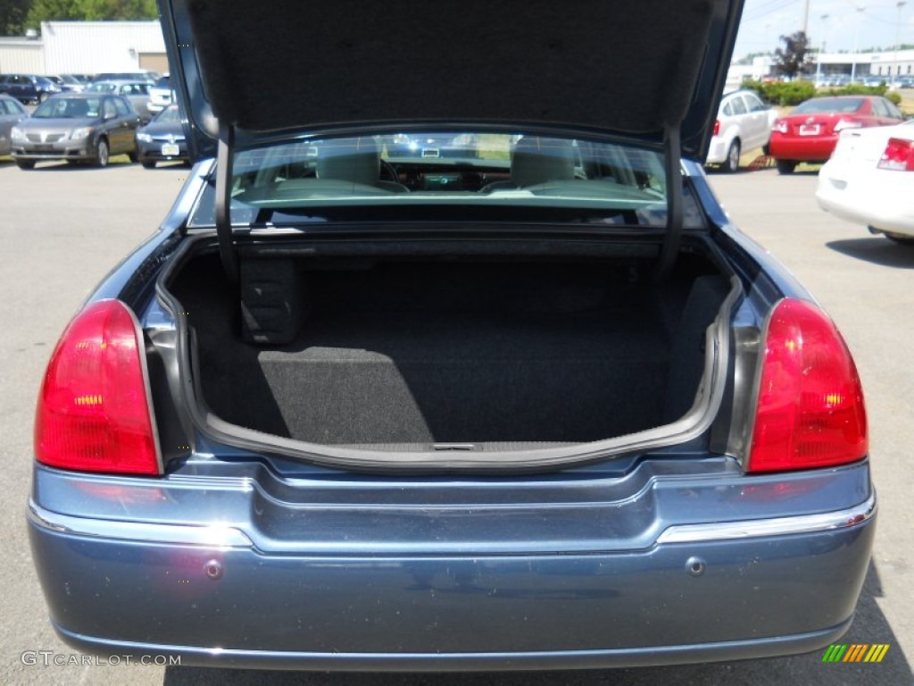 2005 Town Car Signature Limited - Norsea Blue Metallic / Medium Light Stone/Dark Stone photo #6