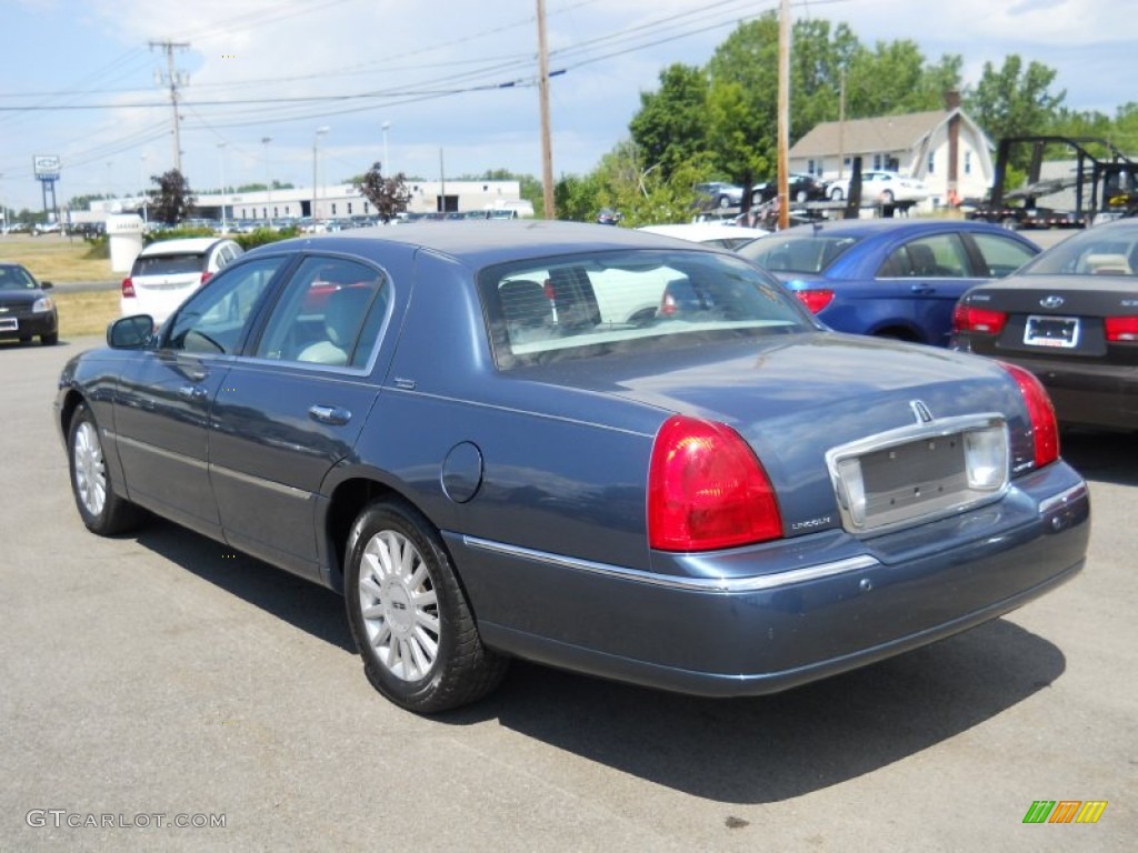 2005 Town Car Signature Limited - Norsea Blue Metallic / Medium Light Stone/Dark Stone photo #15