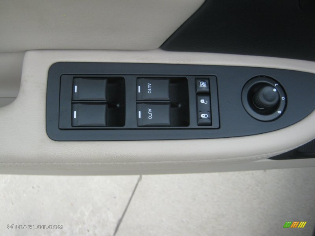 2011 Dodge Avenger Lux Controls Photo #51756067