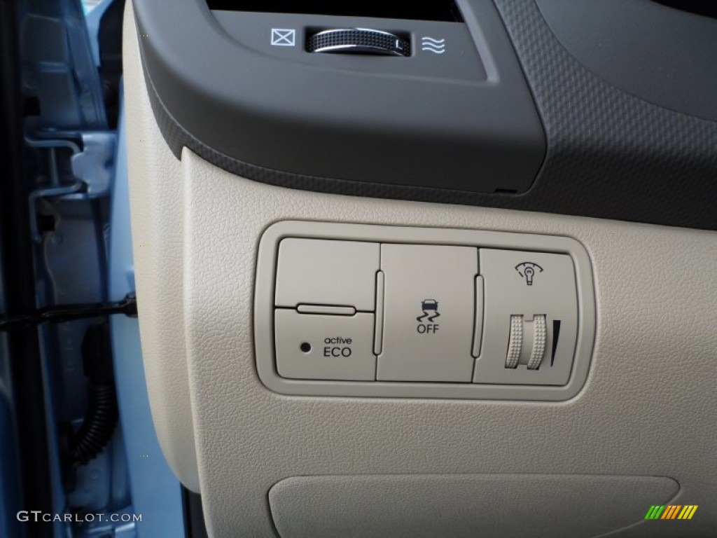 2012 Hyundai Accent GLS 4 Door Controls Photo #51763138
