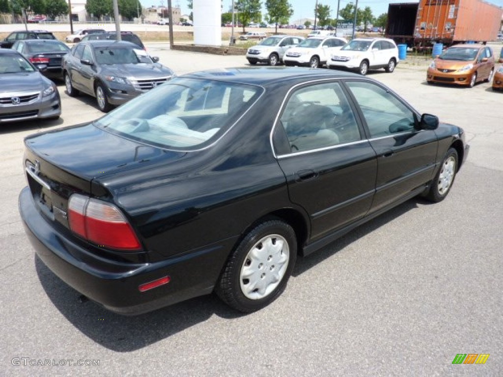 1997 Flamenco Black Pearl Honda Accord LX Sedan 51777312 Photo 5