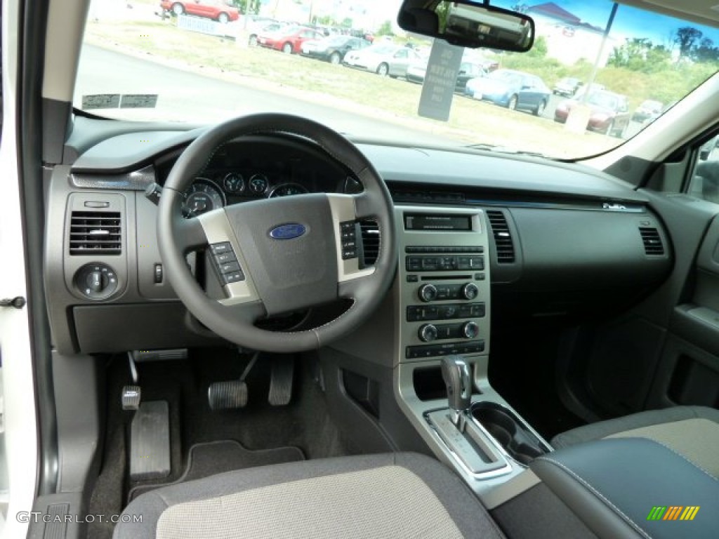 2012 Ford Flex SE dashboard Photo #51792686