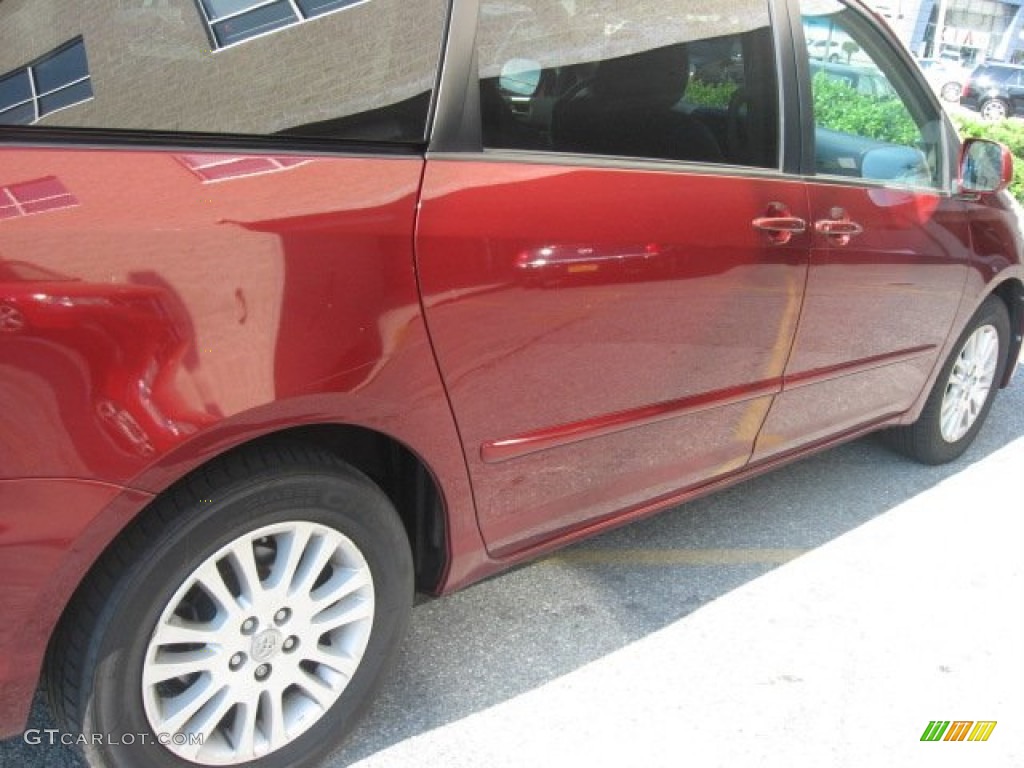 2007 Sienna XLE - Salsa Red Pearl / Taupe photo #37