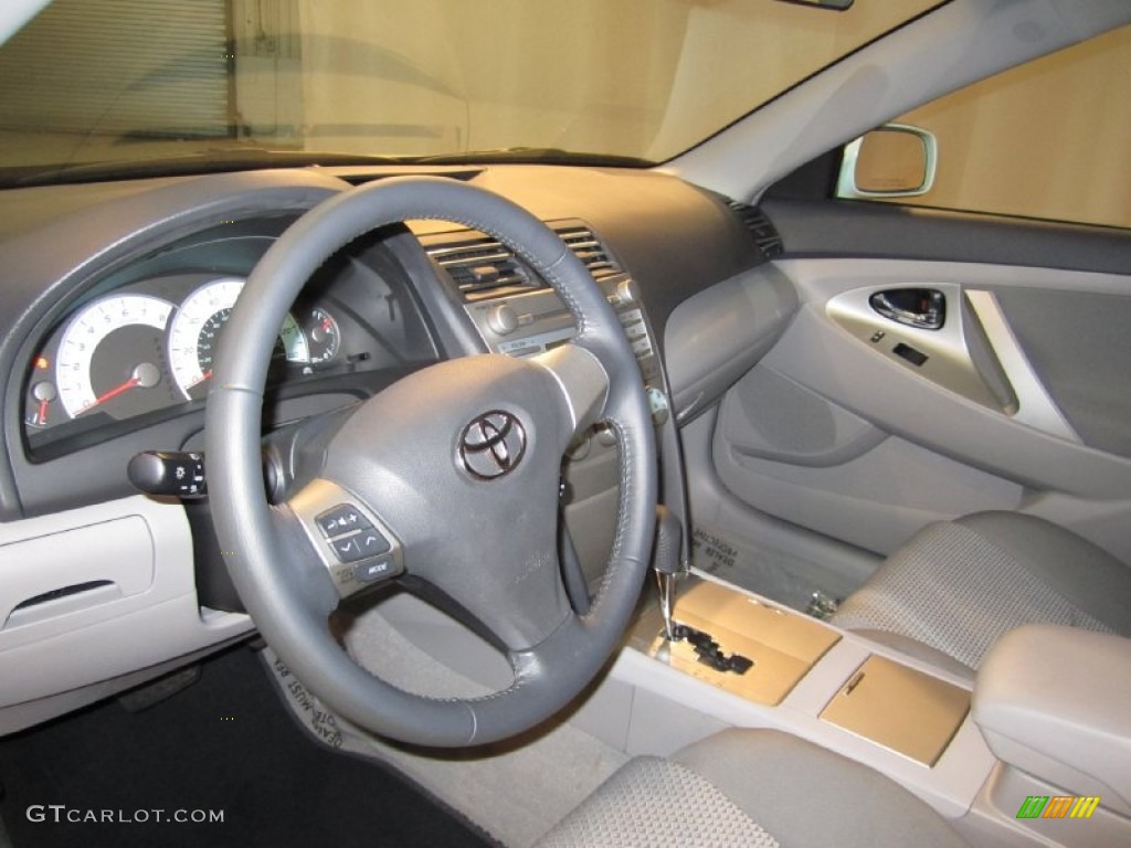 2009 Camry SE - Super White / Charcoal photo #12