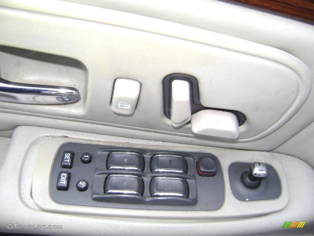 1998 Cadillac DeVille Sedan Controls Photo #51794618