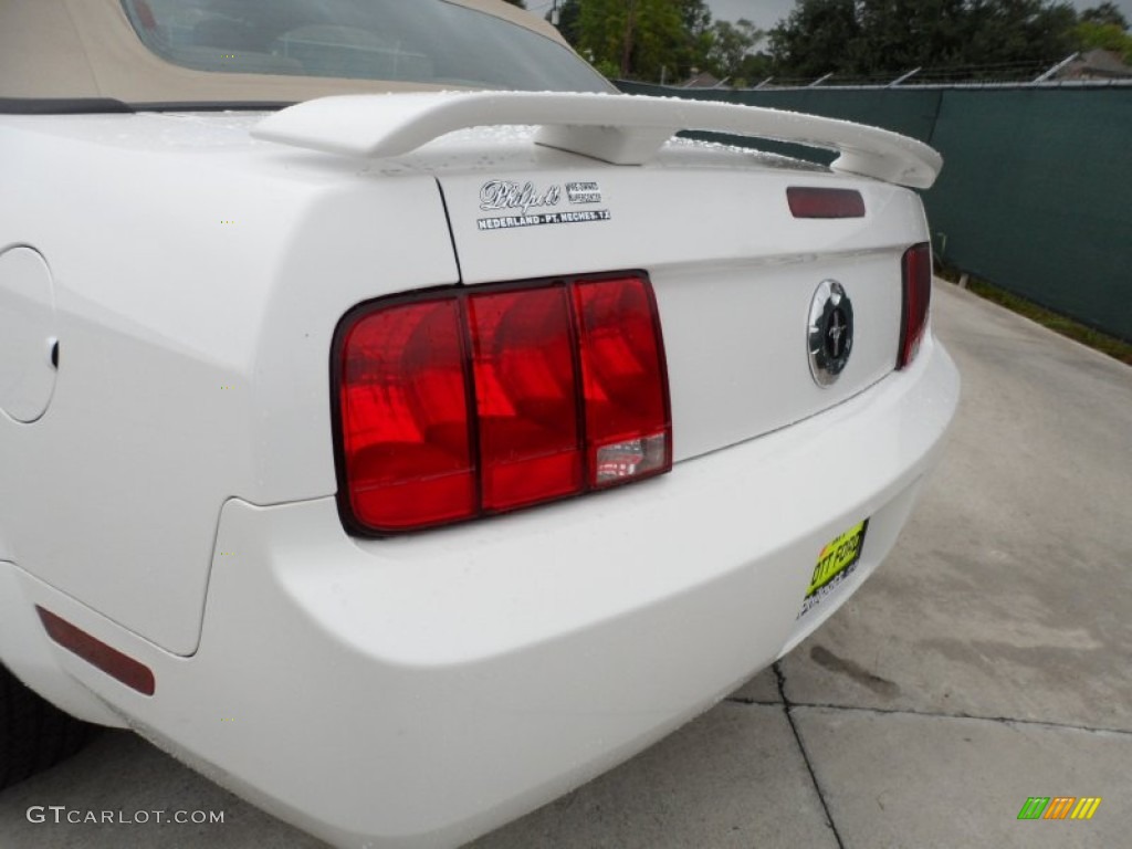 2005 Mustang V6 Deluxe Convertible - Performance White / Medium Parchment photo #23