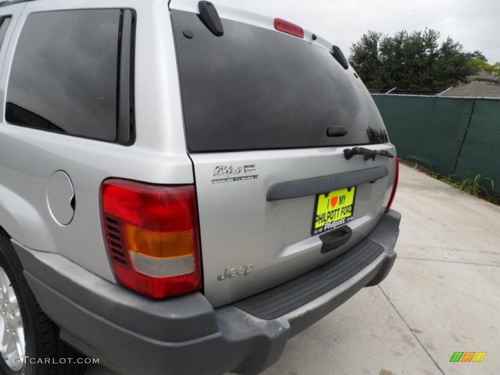 2004 Grand Cherokee Laredo - Bright Silver Metallic / Dark Slate Gray photo #21