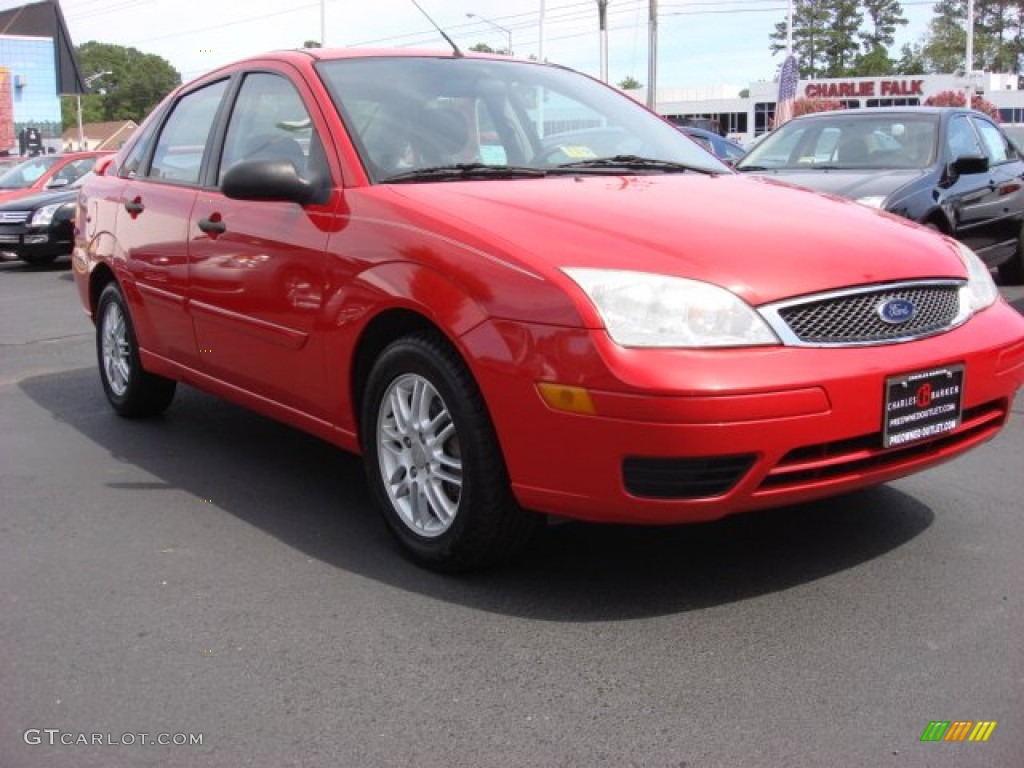 2005 Focus ZX4 SE Sedan - Infra-Red / Dark Flint/Light Flint photo #1