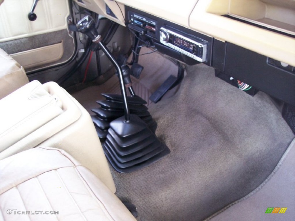 1990 Wrangler Sahara 4x4 - Sand Beige Metallic / Camel photo #43