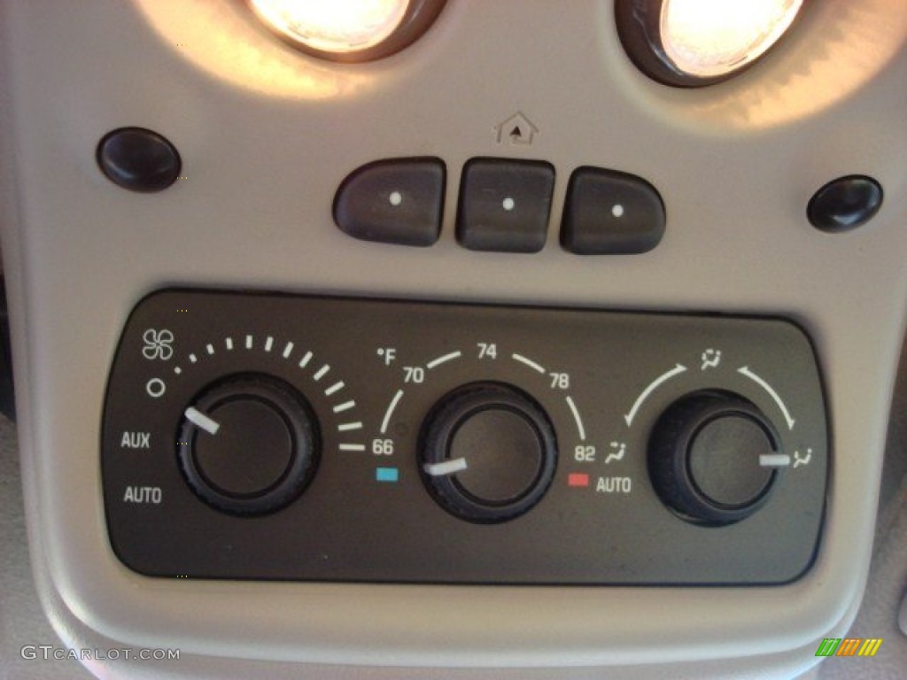 2003 Chevrolet Suburban 1500 LT Controls Photo #51829525