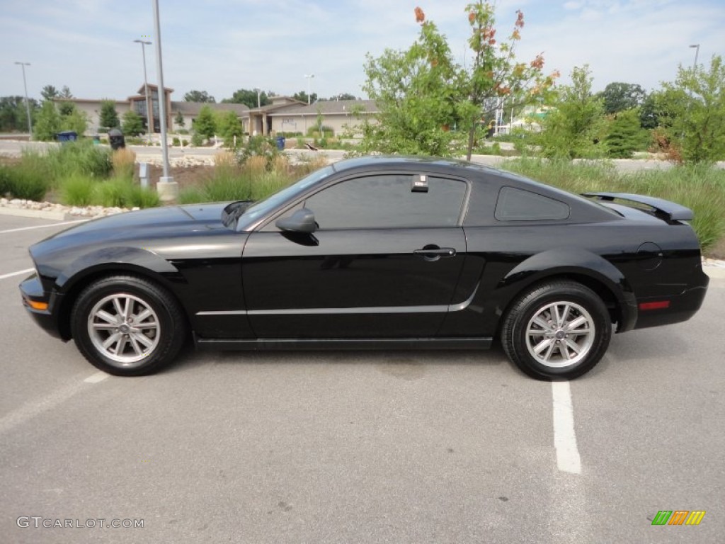 2005 Mustang V6 Deluxe Coupe - Black / Dark Charcoal photo #3