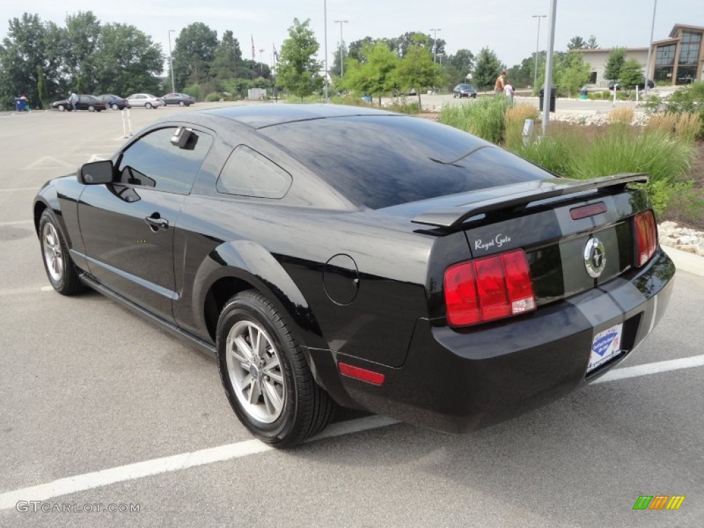 2005 Mustang V6 Deluxe Coupe - Black / Dark Charcoal photo #4