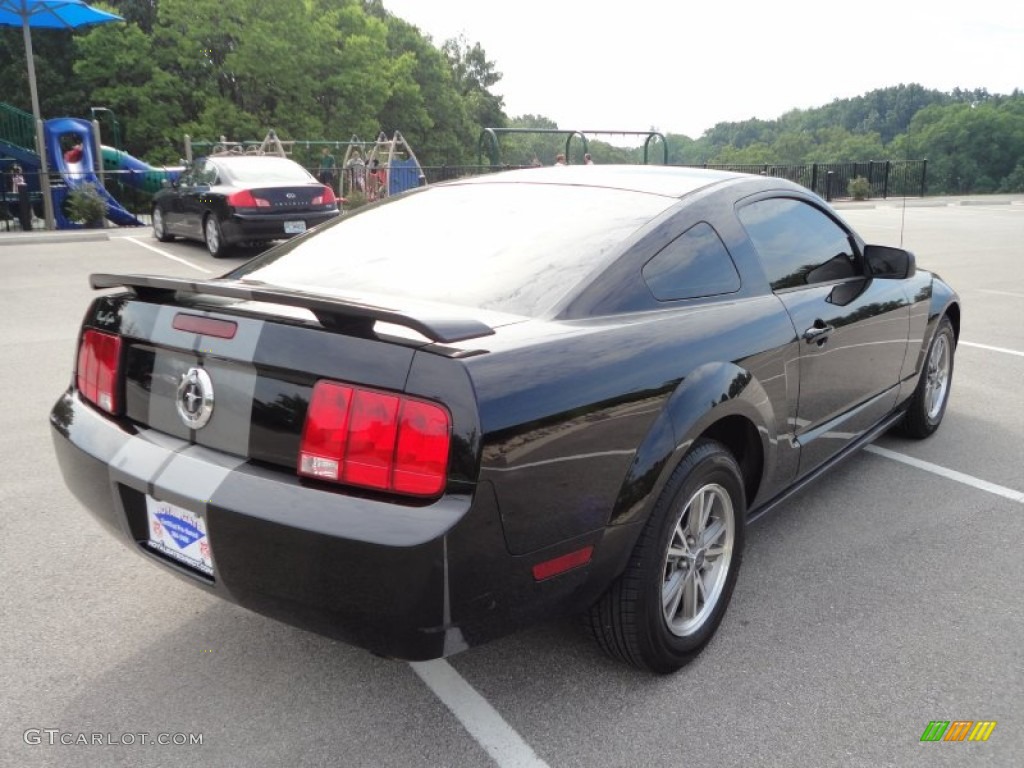 2005 Mustang V6 Deluxe Coupe - Black / Dark Charcoal photo #6