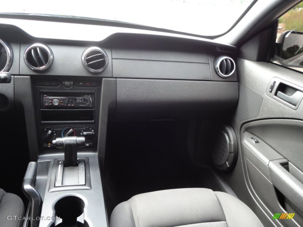 2005 Mustang V6 Deluxe Coupe - Black / Dark Charcoal photo #11