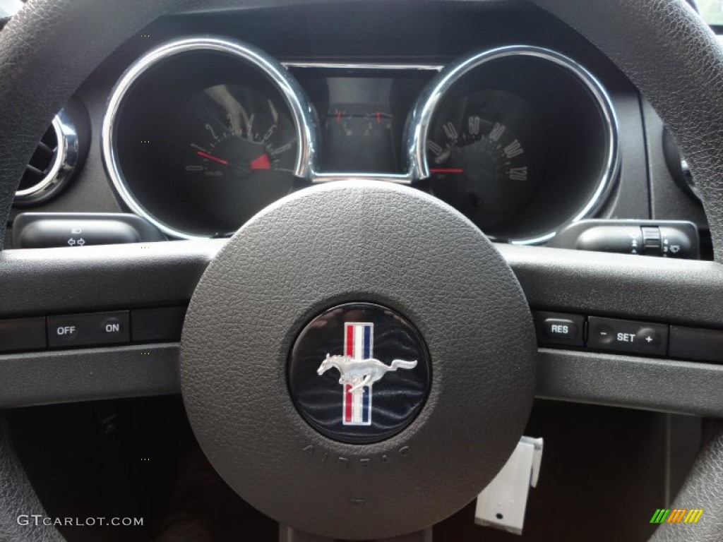 2005 Mustang V6 Deluxe Coupe - Black / Dark Charcoal photo #16